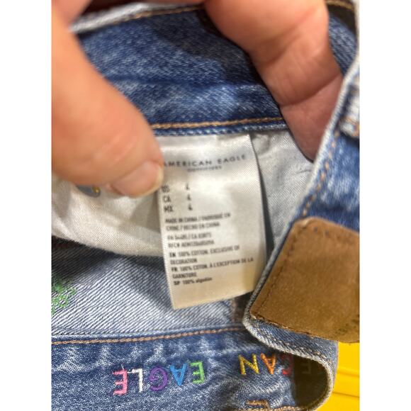 American Eagle 90s Boyfriend Shorts Sz 4 Denim Cutoff Multi Embroidered Icons - Picture 8 of 9